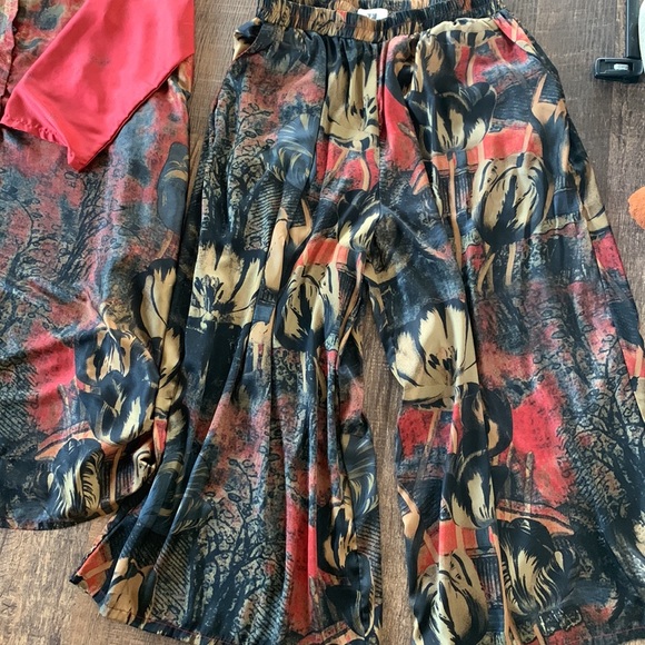 Red multicolored pant suit, beautiful satin feel, cropped pants. - Picture 2 of 3